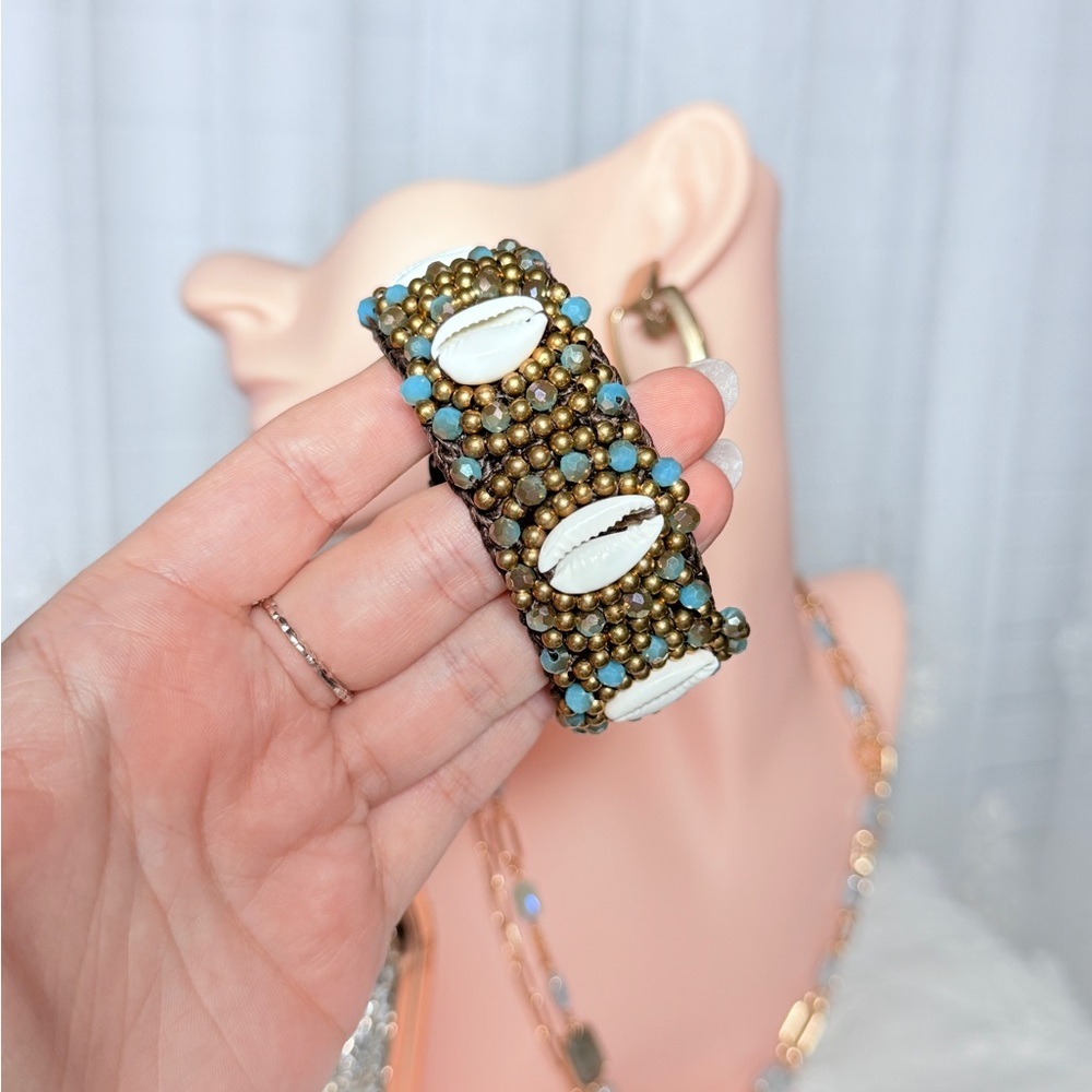 ⚜️ Handcrafted Beaded Shell Bracelet - Picture 3 of 14